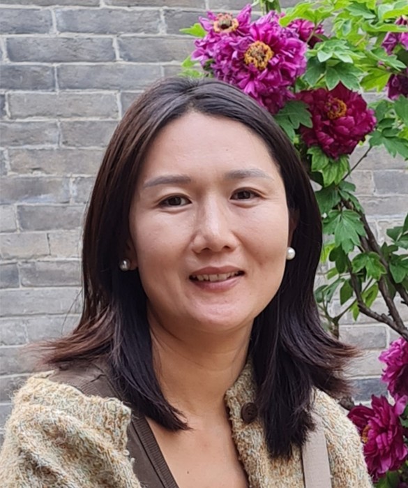 Portret van Youmin Chai bij bloeiende bloemen